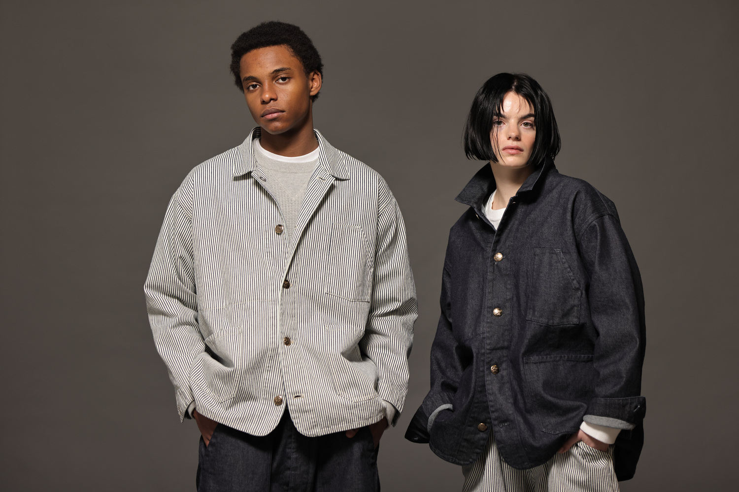 LENO(リノ) デニムの日 DENIM JACKETのINDIGOとヒッコリーストライプを着た2人のモデル