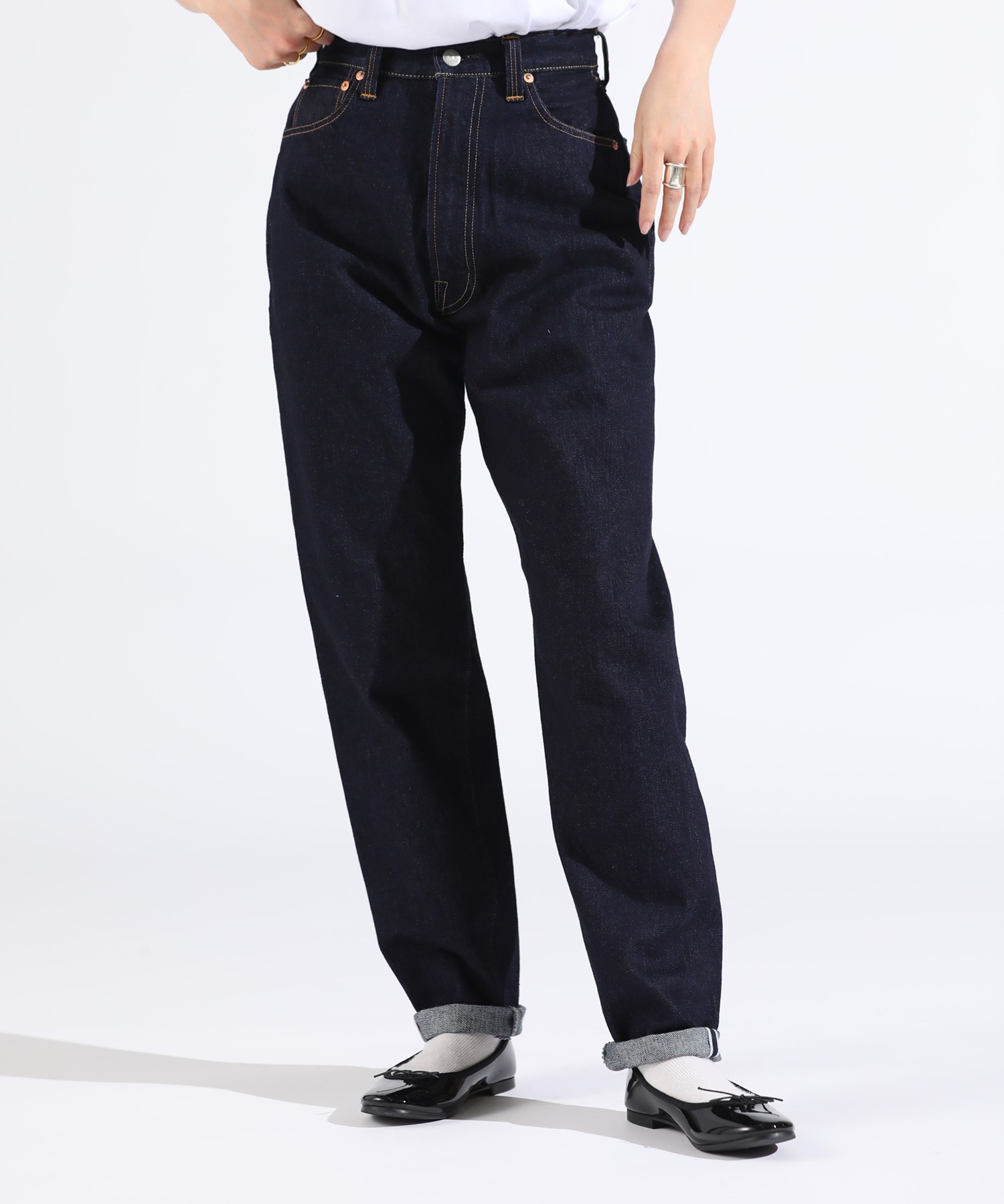 LUCY HIGH WAIST TAPERED JEANS 着用イメージ