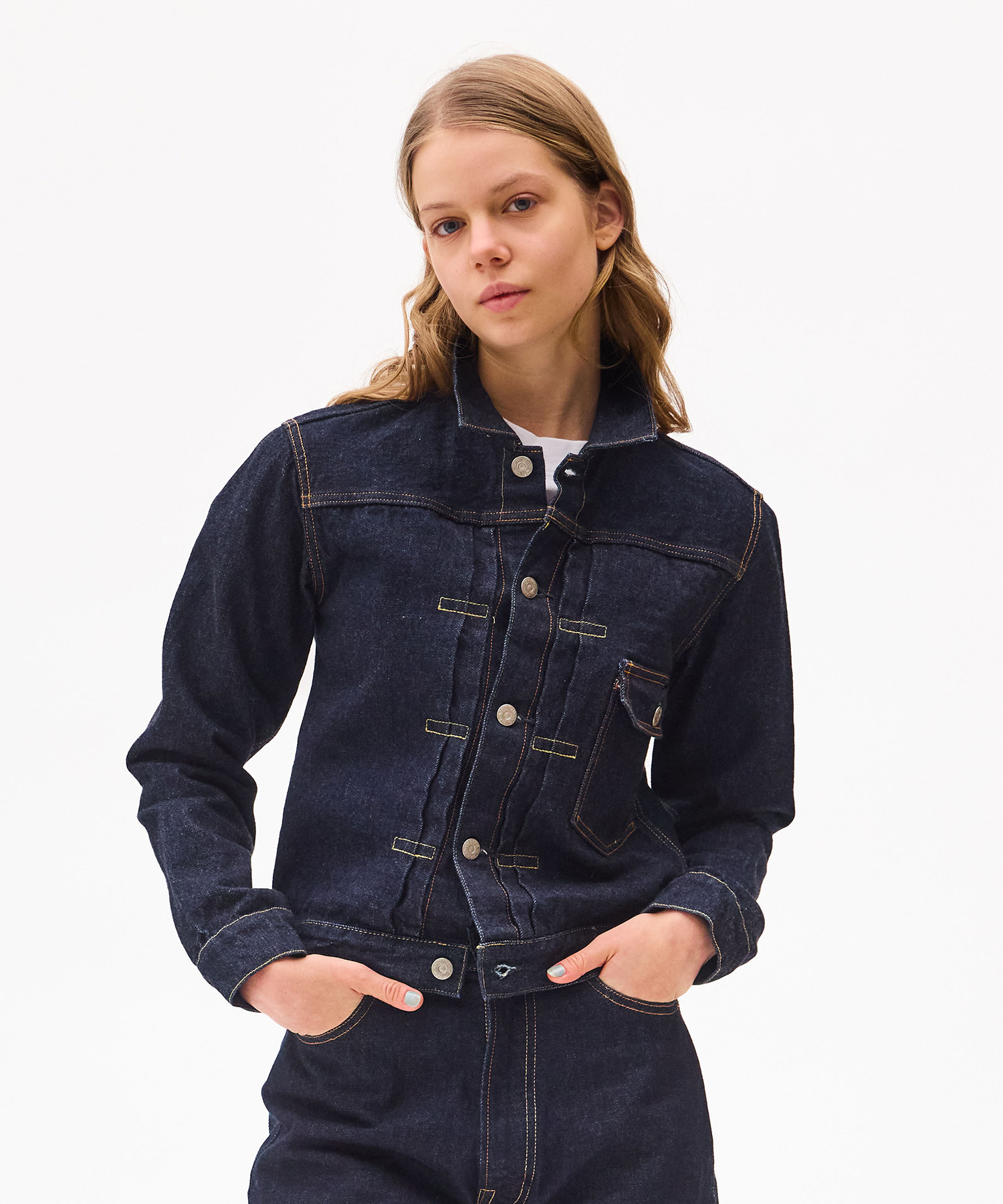 BRENDA TRUCKER JACKET 着用イメージ