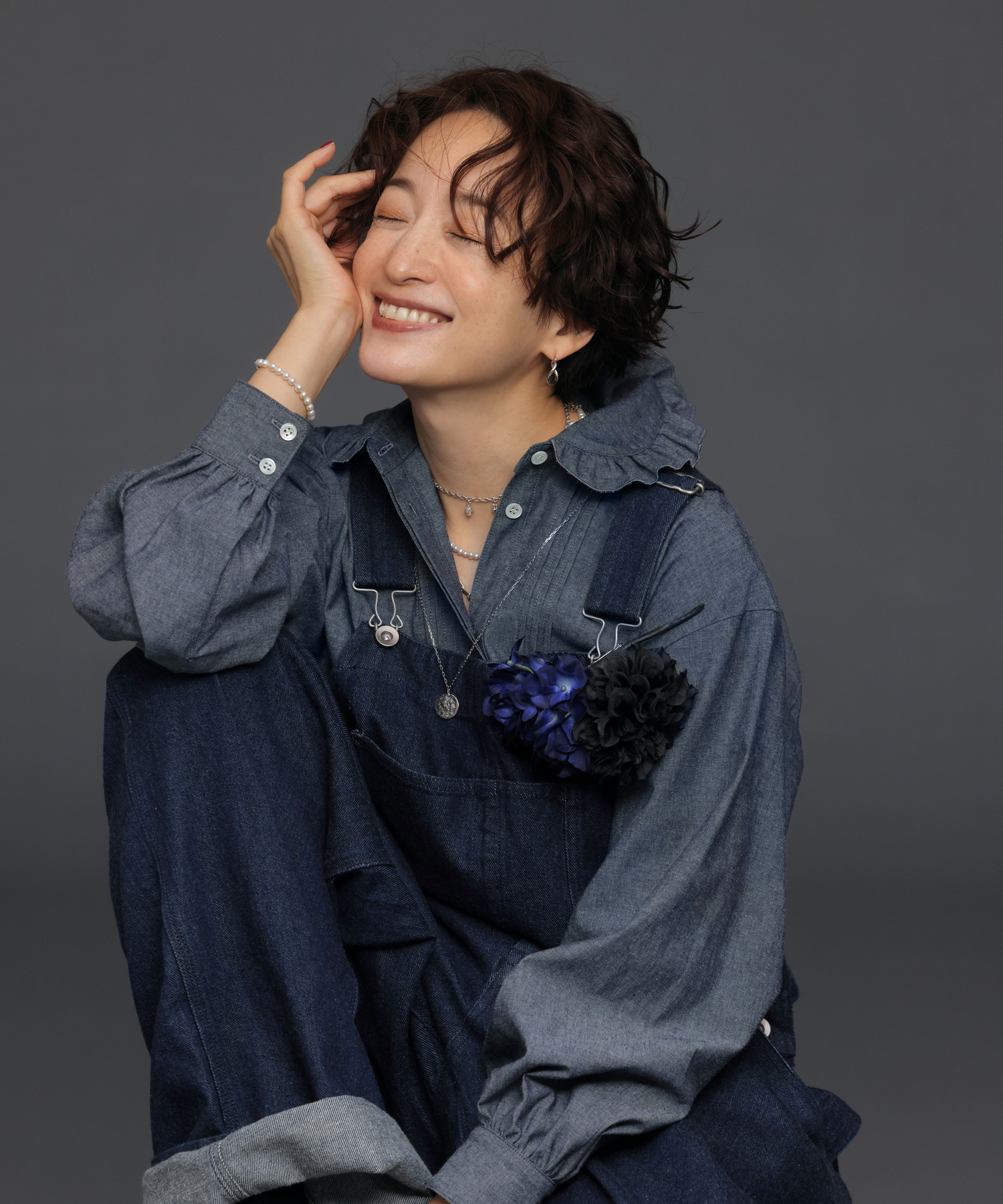 TUCKED PLEATS COLLAR BLOUSE インディゴ 高山都さん着用イメージ